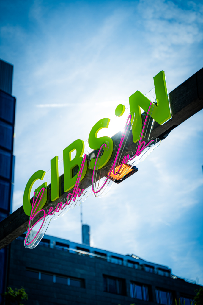 Gibs'n Beach Club - Schild über dem Eingangsbereich