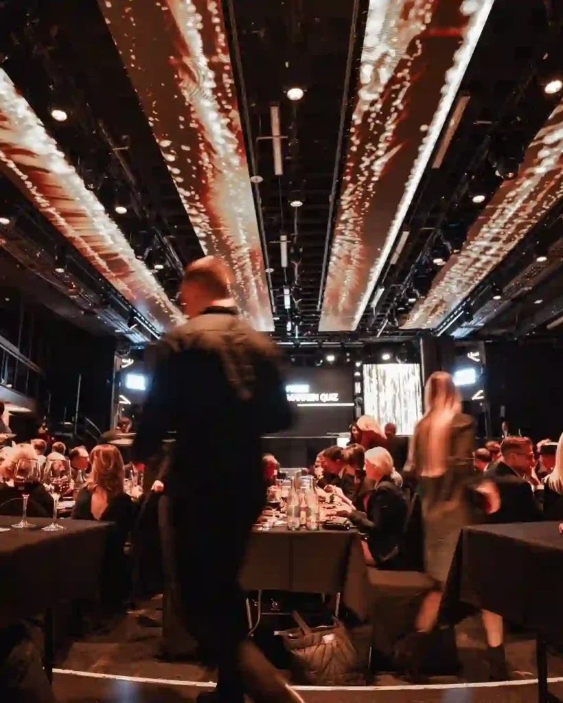 Gibson Club als Event Location mit Tischen, Stühlen und Catering