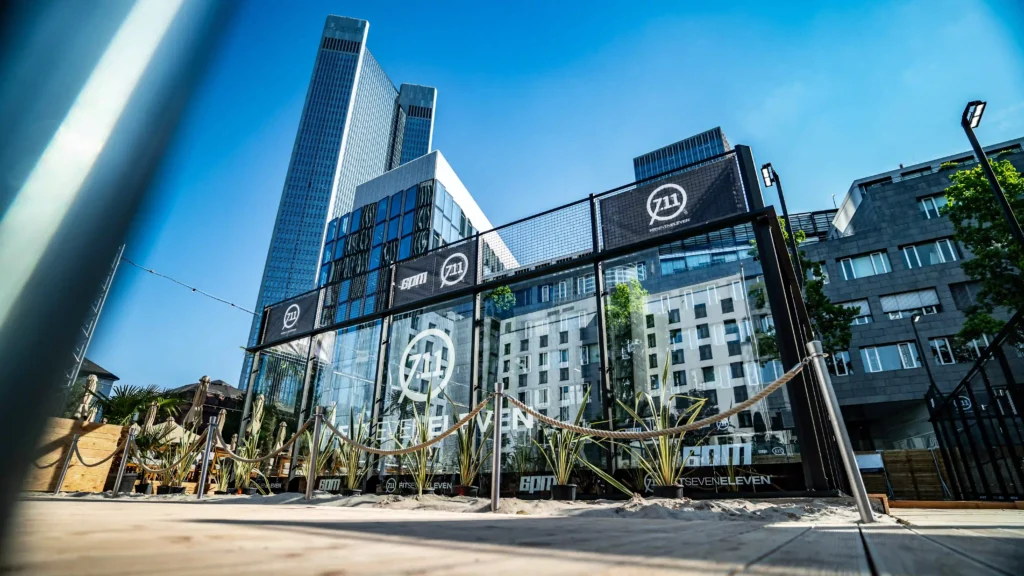Padelcourts in Frankfurt, GIbson Beach Club mit Skyline im Hintergrund