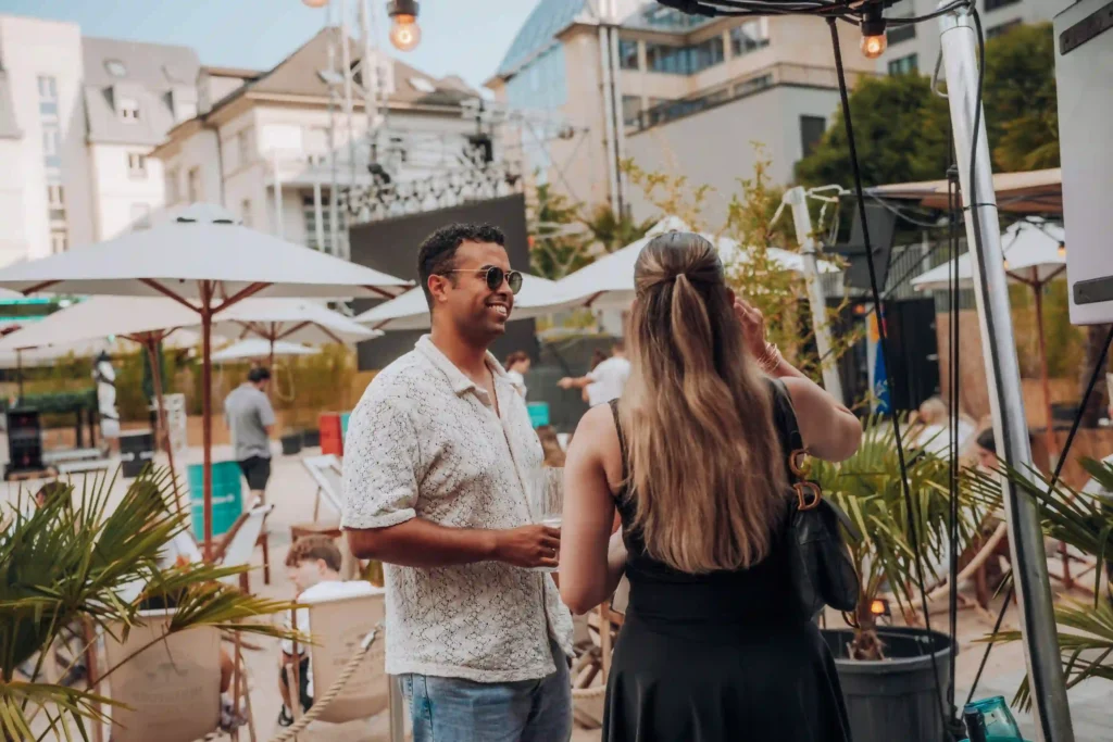 Frau und Mann unterhalten sich in der Strandbar im Gibson Club