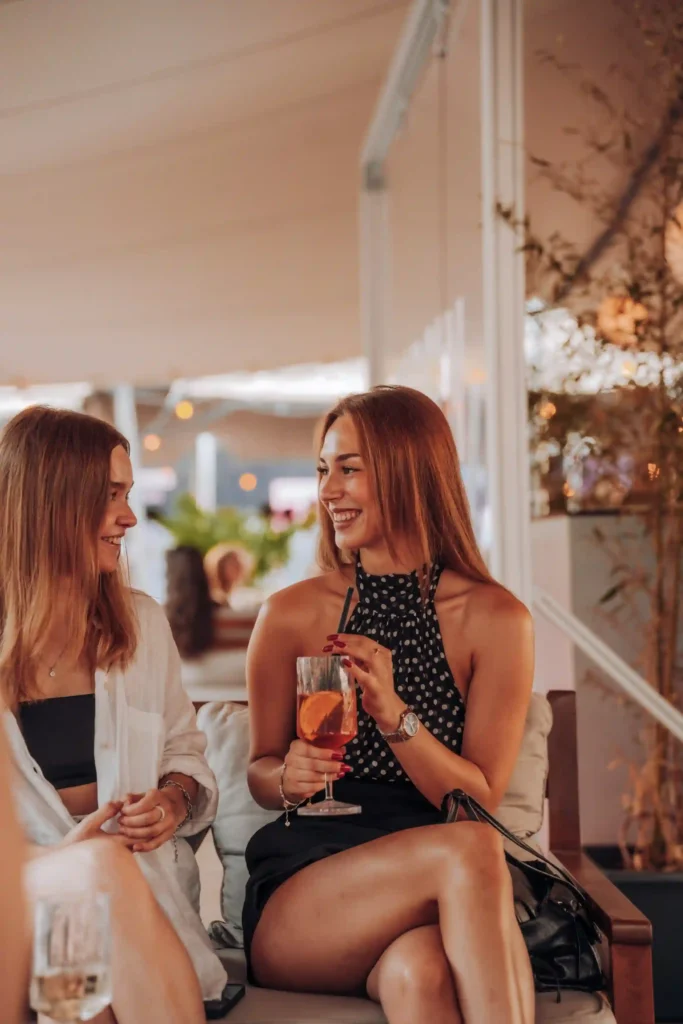 Frauen im Gibson Beach Club mit Drink in der Hand