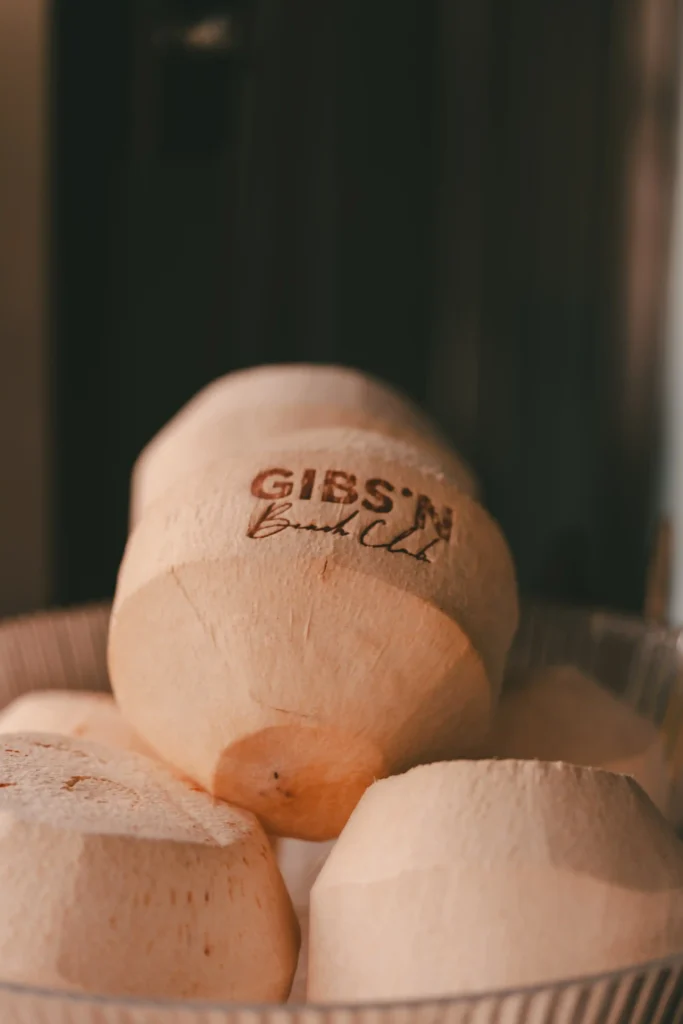Kokosnuss mit Gibson Beach Club Aufschrift
