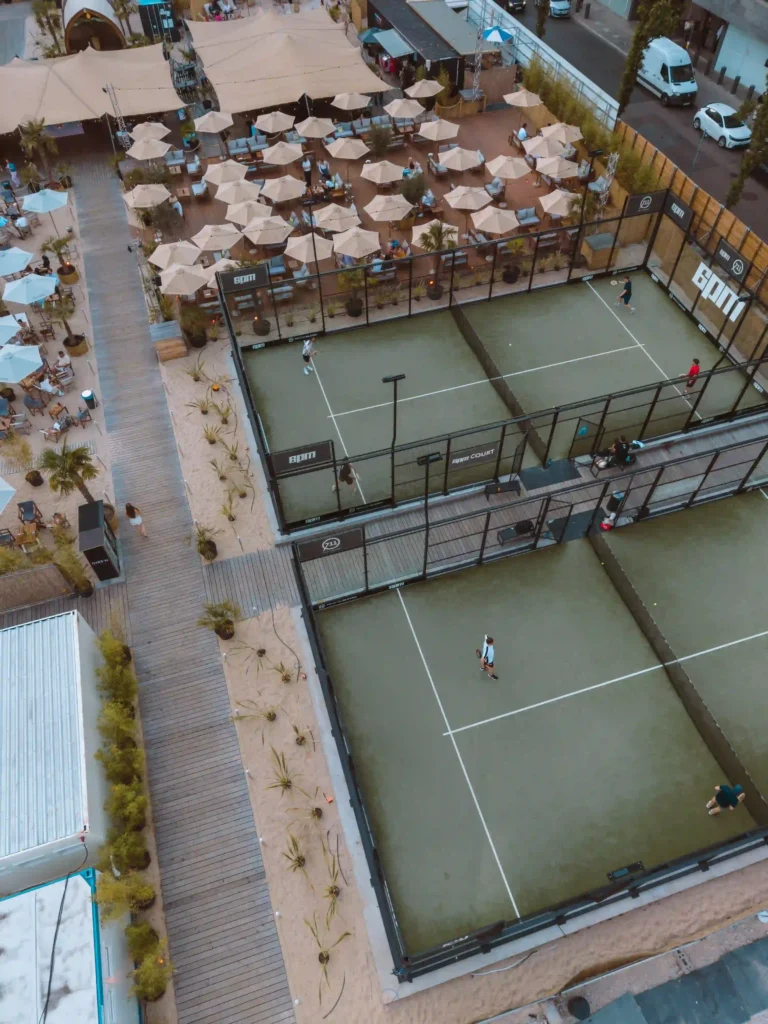 Padel Spieler im Gibson Beach Frankfurt, Padelcourts mit Grünflächen, gleich neben der Strandbar