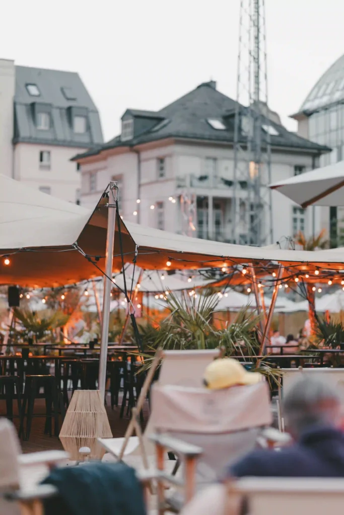 Überdachung und Stühle in der Strandbar im Gibson beach
