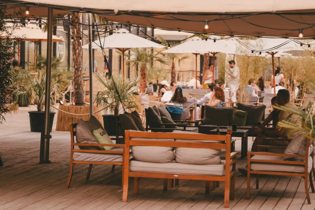 Gibson Strandbar mit Sitzlounge, Schirmen mit Menschen im Schatten