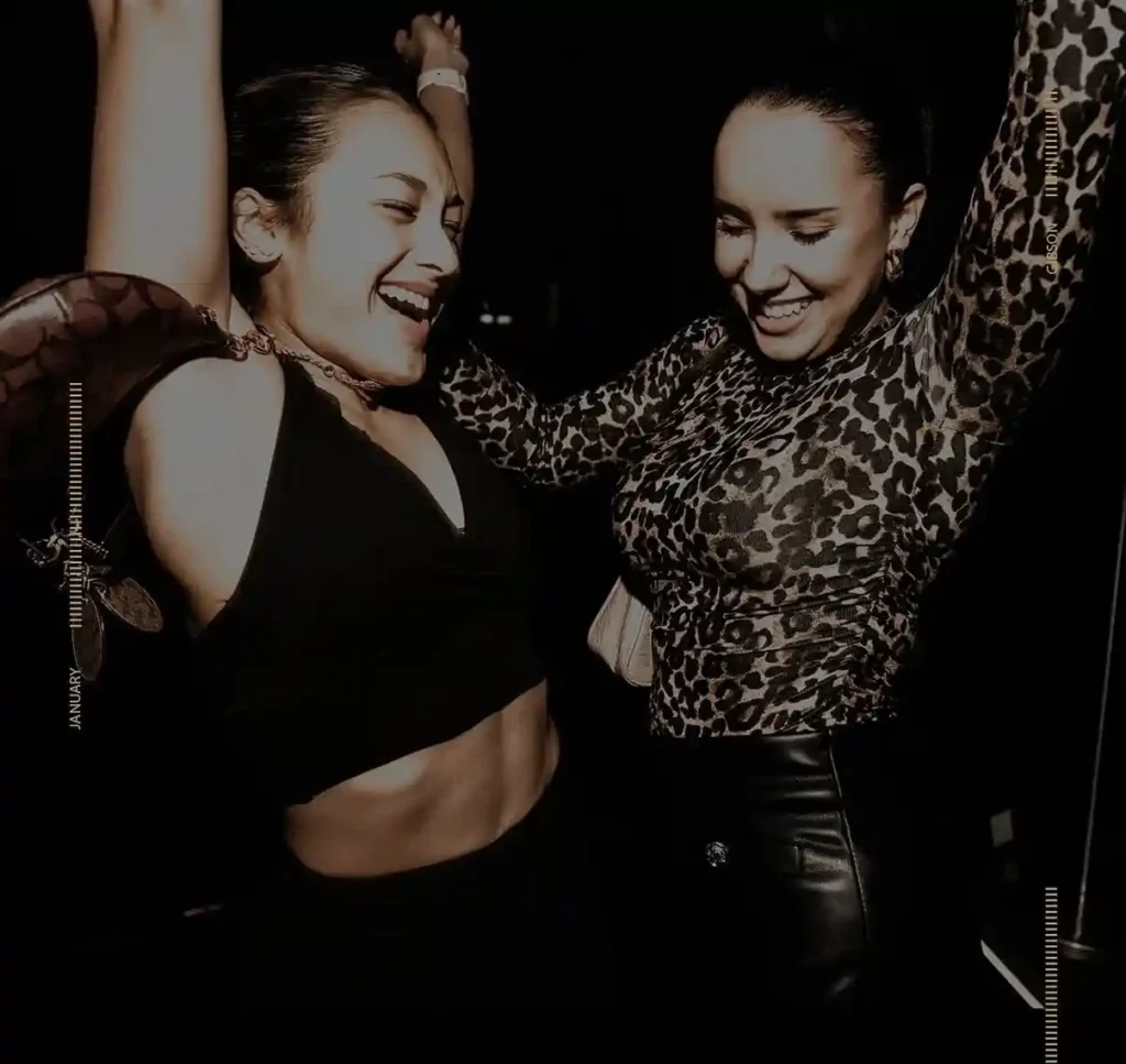 Zwei Frauen tanzen im Club Frankfurt